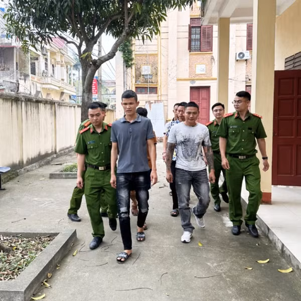 Nhóm người cho vay nặng lãi tại cơ quan công an. Ảnh: CA cung cấp.