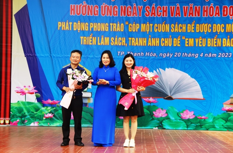 Bà Trần Thị Phương Lan - Hiệu trưởng nhà trường tặng hoa cho các diễn giả. Ảnh: TL. Bà Trần Thị Phương Lan - Hiệu trưởng nhà trường tặng hoa cho các diễn giả. Ảnh: TL.