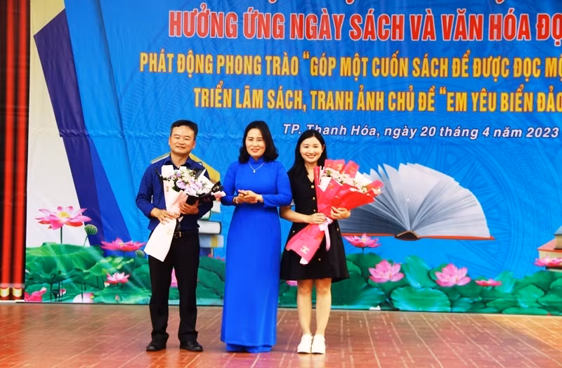 Bà Trần Thị Phương Lan - Hiệu trưởng nhà trường tặng hoa cho các diễn giả. Ảnh: TL.