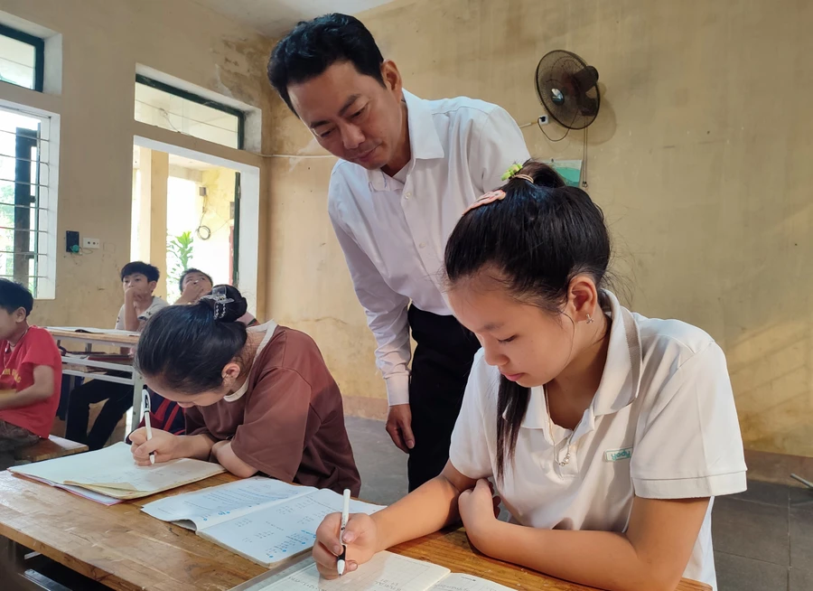 Thầy và trò ở điểm trường bản Tân Sơn - Trường Tiểu học Thanh Xuân, huyện Quan Hóa (Thanh Hóa). Ảnh: Thế Lượng.