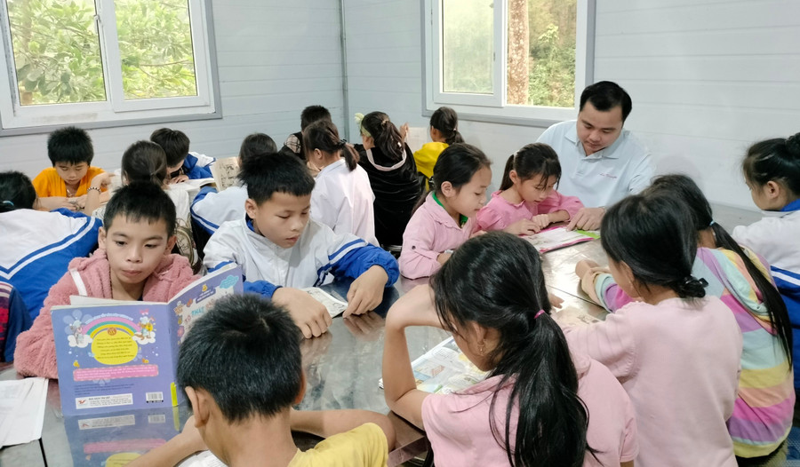 Học sinh ở bản Giá trong giờ đọc sách ở Thư viện xanh của điểm trường.