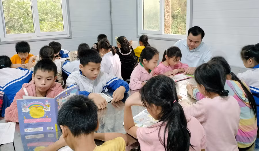 Học sinh ở bản Giá trong giờ đọc sách ở Thư viện xanh của điểm trường.