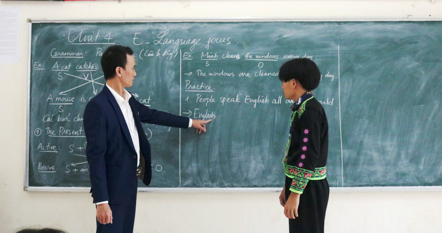 Giờ ôn tập môn tiếng Anh của thầy và trò Trường THPT Mường Lát (Thanh Hóa). Ảnh: TL. Giờ ôn tập môn tiếng Anh của thầy và trò Trường THPT Mường Lát (Thanh Hóa). Ảnh: TL.