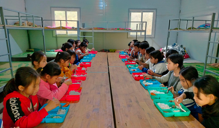 Bằng tâm huyết của mình, các thầy, cô giáo ở Trường Tiểu học Thanh Xuân đã kêu gọi để học sinh ở điểm trường bản Vui, xã Phú Xuân có được nhà bán trú và những bữa ăn tại trường.