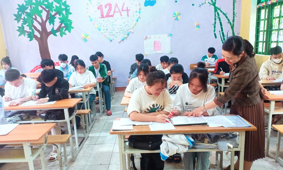 Cô giáo Trịnh Thị Lương, Trường THPT Lang Chánh (Thanh Hóa) và học sinh trong giờ ôn thi môn Giáo dục công dân. Ảnh: TL. Cô giáo Trịnh Thị Lương, Trường THPT Lang Chánh (Thanh Hóa) và học sinh trong giờ ôn thi môn Giáo dục công dân. Ảnh: TL.