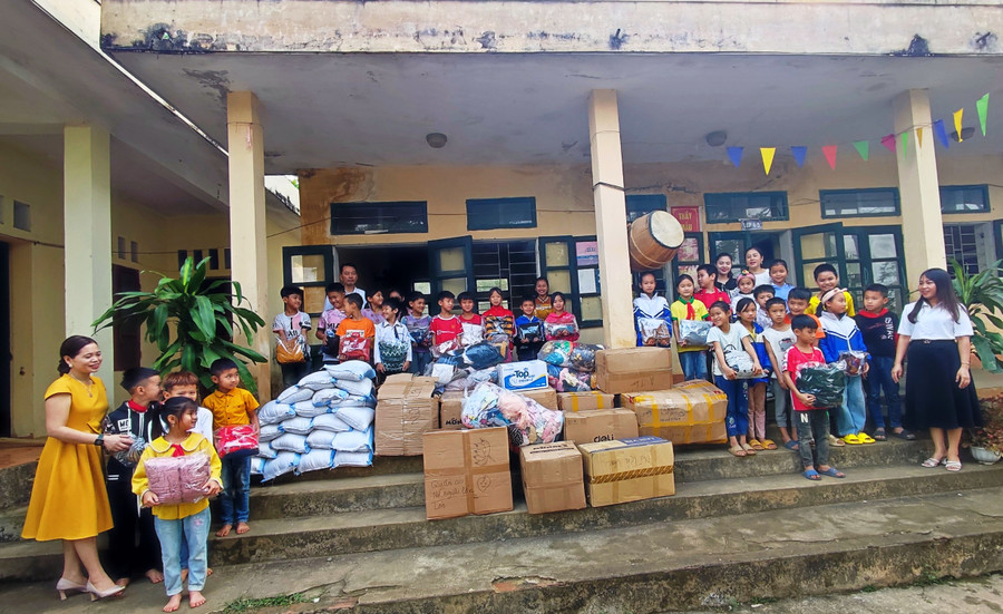Những món quà từ thiện (gạo và quần áo) được Báo GD&amp;TĐ kêu gọi trao tặng điểm trường Tân Sơn. Ảnh: TL.