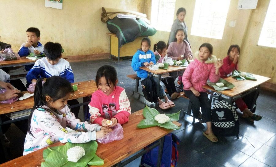 Bữa cơm trưa tại lớp của học sinh ở điểm trường Tân Sơn.
