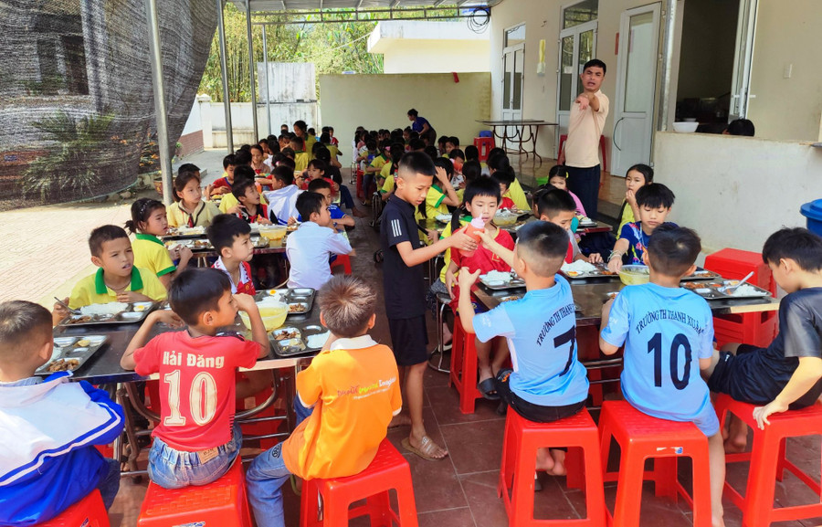 Sau một thời gian kêu gọi các nguồn tài trợ, học sinh ở điểm trường chính - Trường Tiểu học Thanh Xuân đã có những bữa ăn bán trú tại trường.