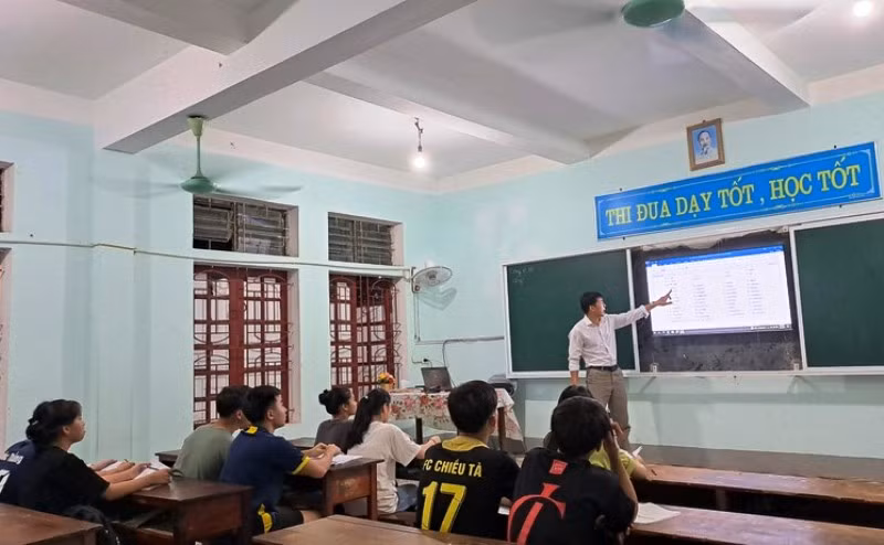 Giáo viên Trường THPT Quế Phong (Nghệ An) phụ đạo kiến thức, hướng dẫn tự học và ôn tập vào buổi tối tại trường cho học sinh. Ảnh: NTCC.