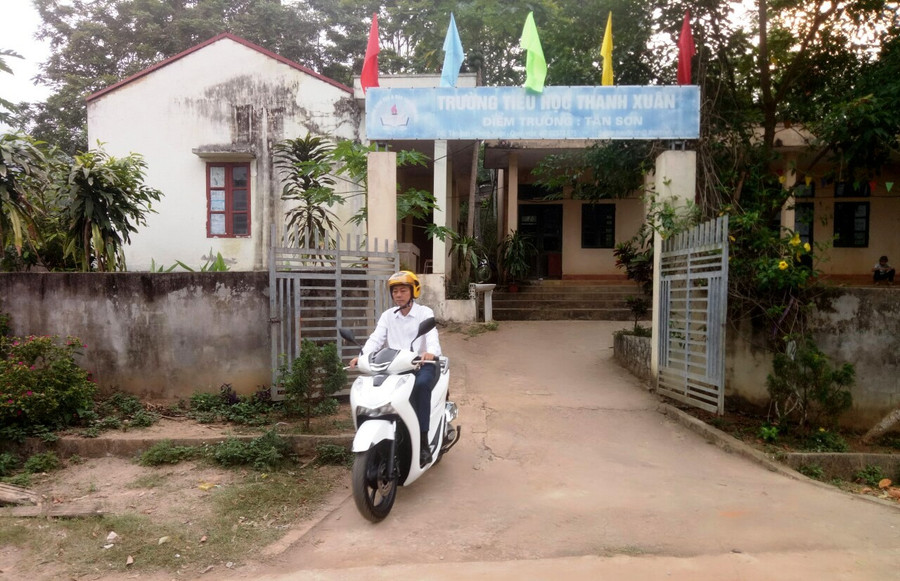 Thầy Lê Văn Sức đến điểm trường bằng xe máy và có mặt trước 7h hằng ngày.