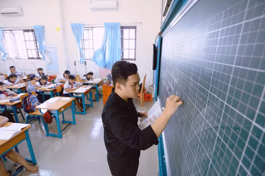 Là nam sinh duy nhất trong chuyến thực tập, Cung Thiên Bảo (sinh viên ngành Giáo dục Tiểu học) chia sẻ bản thân đã chuẩn bị tâm thế sẵn sàng cho chuyến đi đầy thú vị này. Trong ảnh là một giờ đứng lớp của Thiên Bảo tại Trường Tiểu học Thạnh An.