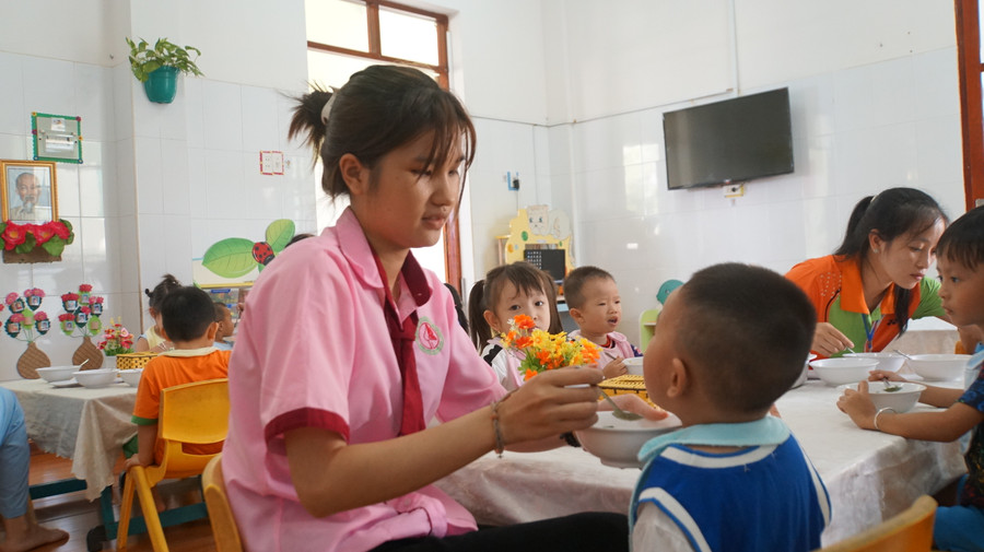 Trường Mầm non Thạnh An có 3 sinh viên ngành Giáo dục Mầm non thực tập (Bích Trâm, Diễm Quỳnh, Thúy Diễm). Hằng ngày, 3 nữ sinh hỗ trợ 12 cô giáo dạy học và chăm sóc trẻ.