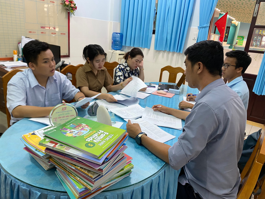 Thực tập sư phạm là khâu rất quan trọng trong việc phát triển năng lực sư phạm cho sinh viên. Trong ảnh: Sinh viên thực tập tham dự các buổi họp chuyên môn, trao đổi nghiệp vụ tại Trường Tiểu học Thạnh An.