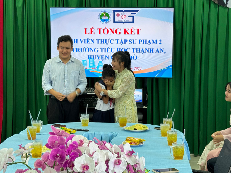 Buổi lễ tổng kết thực tập sư phạm tại Trường Tiểu học Thạnh An diễn ra trong không gian xúc động. Các thầy cô ở trường, các em học sinh và sinh viên thực tập không kìm được nước mắt trong giờ phút chia tay.
