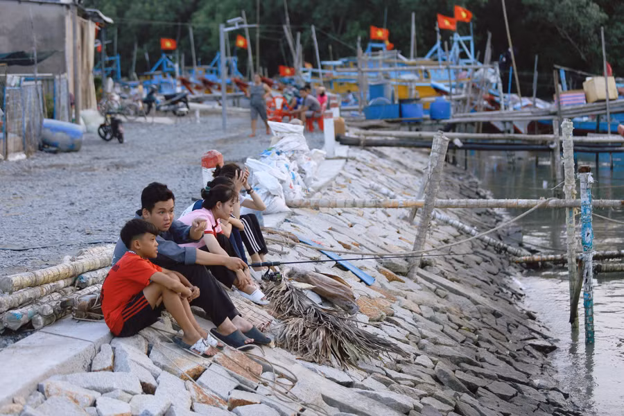 Hết giờ làm việc, các thầy cô giáo tương lai rong chơi cùng học trò. Họ câu cá, ngắm biển, cùng nhau đi uống trà sữa, đạp xe dạo quanh đảo.