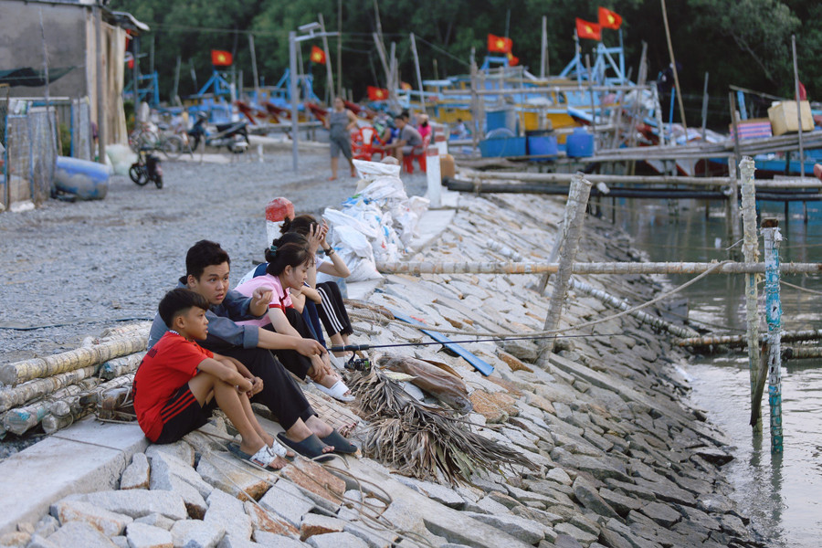 Hết giờ làm việc, các thầy cô giáo tương lai rong chơi cùng học trò. Họ câu cá, ngắm biển, cùng nhau đi uống trà sữa, đạp xe dạo quanh đảo.
