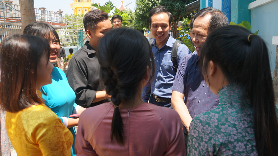 Trường Đại học Sư phạm TPHCM và Hội Sinh viên TPHCM phối hợp tổ chức chương trình thăm, động viên sinh viên thực tập trên xã Thạnh An hồi giữa tháng 4. GS.TS Huỳnh Văn Sơn, Hiệu trưởng nhà trường nhắn nhủ học trò "hãy mãi là người con của xã đảo Thạnh An".