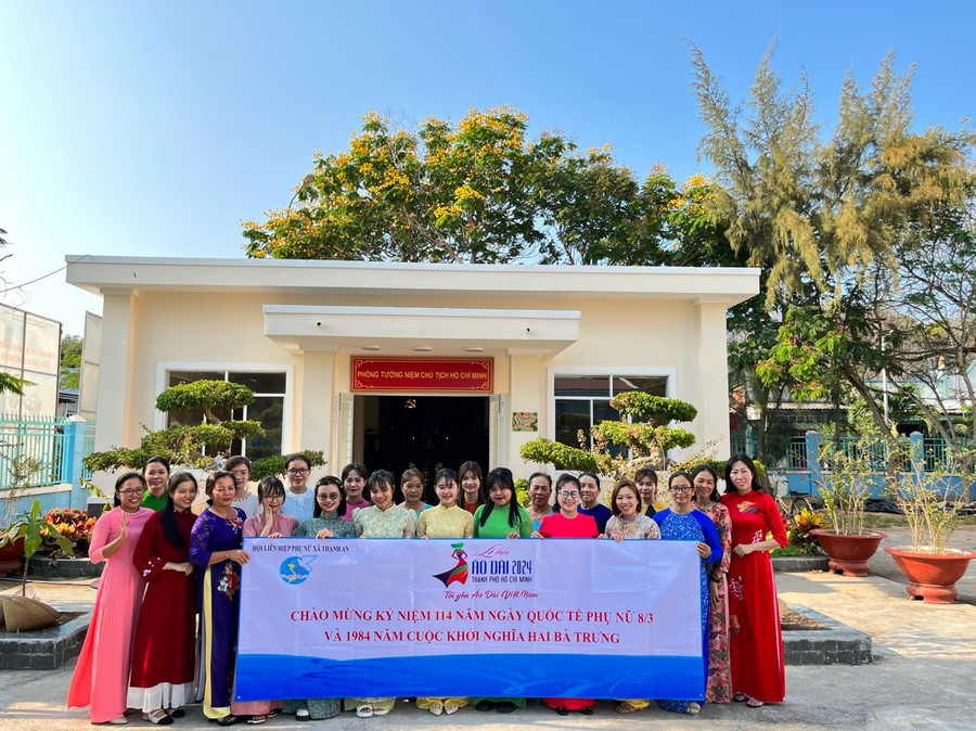 Cô Huỳnh Thúy Ngân, Phó Hiệu trưởng Trường Mầm non Cần Thạnh nói, sinh viên thực tập như những luồng gió mới cho ngôi trường. Trong ảnh là những nữ sinh thực tập với các cô giáo, nữ cán bộ Hội Phụ nữ trong hoạt động kỷ niệm ngày Quốc tế Phụ nữ 8/3.