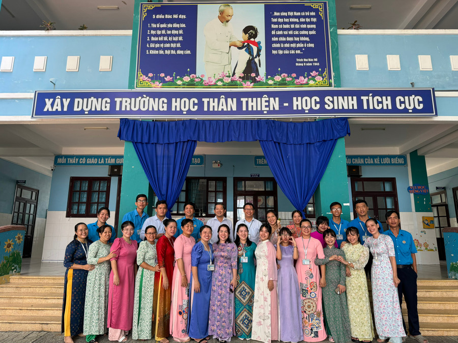 Sinh viên thực tập chụp hình kỷ niệm với các thầy cô tại Trường Tiểu học Thạnh An trong ngày tổng kết thực tập.