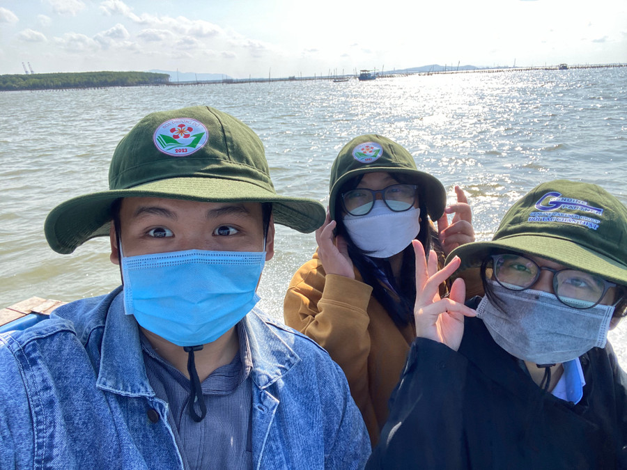 Xã đảo Thạnh An cách trung tâm TPHCM khoảng gần 70km. Để đến được Thạnh An, người dân phải đến thị trấn Cần Thạnh (huyện Cần Giờ), sau đó đi đò khoảng 45 phút.