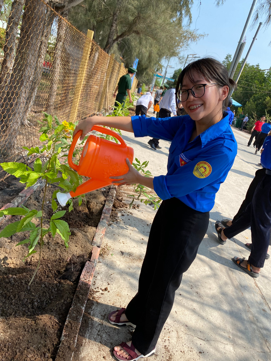 Đội sinh viên thực tập tham gia trồng cây, hoạt động bảo vệ môi trường trên đảo.