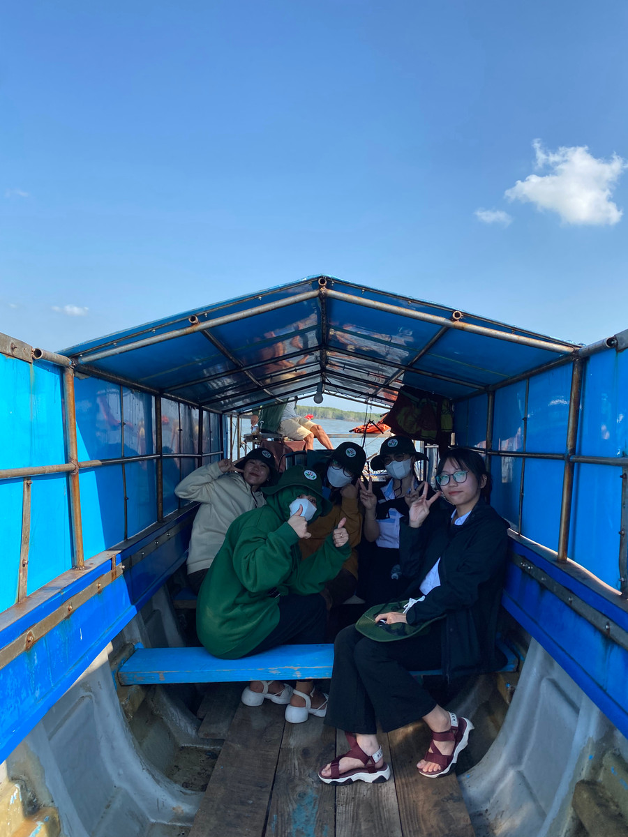 Việc di chuyển trên những chiếc đò trở nên quen thuộc với nhóm sinh viên thực tập trong hơn 2 tháng thực tập trên xã đảo Thạnh An.