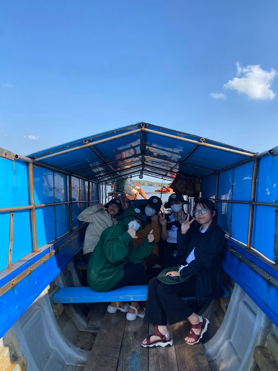 Việc di chuyển trên những chiếc đò trở nên quen thuộc với nhóm sinh viên thực tập trong hơn 2 tháng thực tập trên xã đảo Thạnh An.