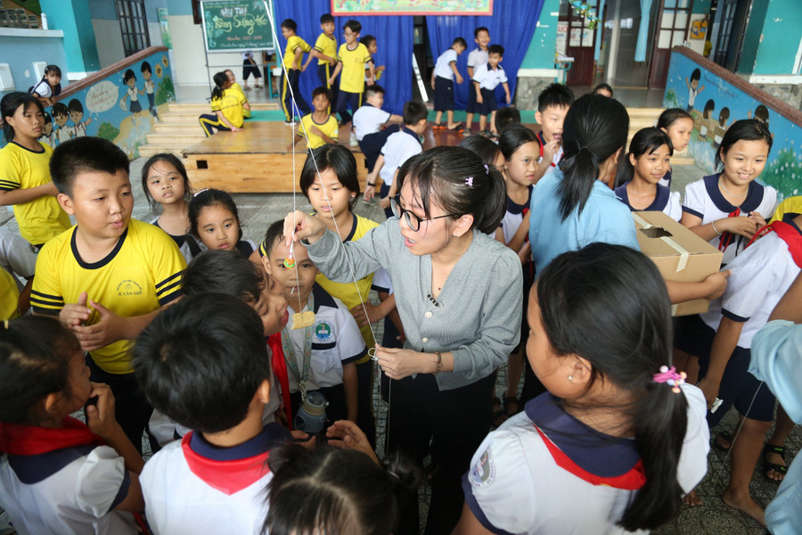 Ngoài giờ học, sinh viên thực tập còn tổ chức các trò chơi, hoạt động ngoại khóa cho học sinh.