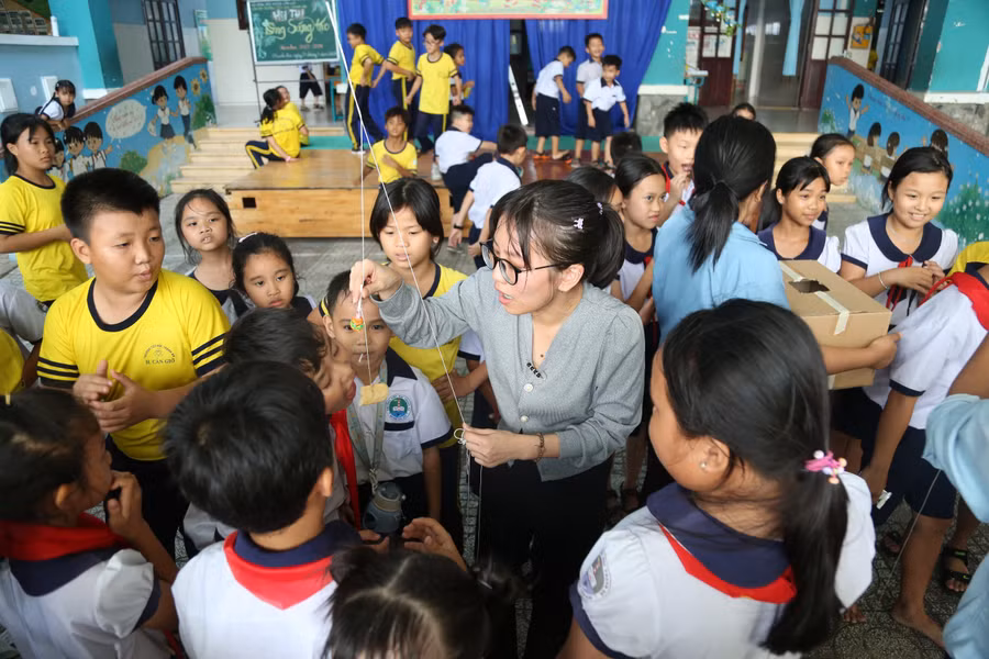 Ngoài giờ học, sinh viên thực tập còn tổ chức các trò chơi, hoạt động ngoại khóa cho học sinh.