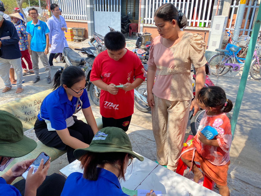 Sinh viên tham gia một hoạt động xã hội trên xã đảo. Người dân Thạnh An dành tình cảm đặc biệt thân thương, trìu mến với các em.