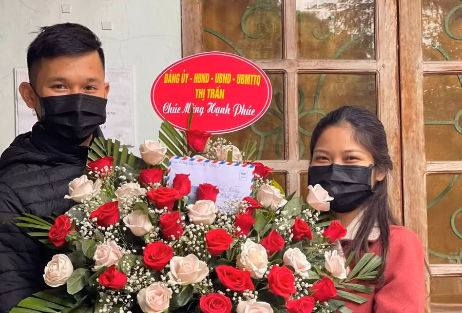 Hai bạn nhận được niềm vui bất ngờ khi đang tự cách ly