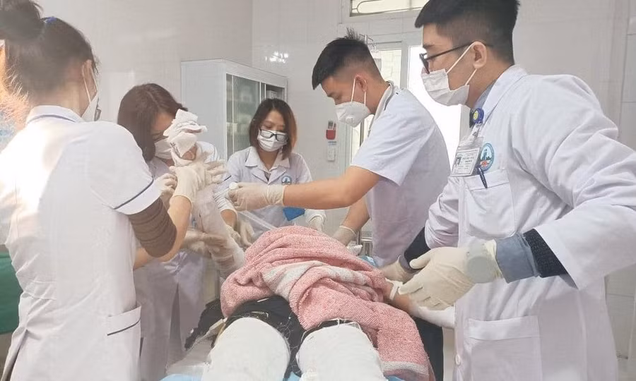 Em M. bị bỏng nặng toàn thân. Sau khi xử lý, băng bỏng, Trung tâm Y tế huyện Tân Kỳ, Nghệ An đã chuyển bệnh nhân lên tuyến trên tiếp tục điều trị.