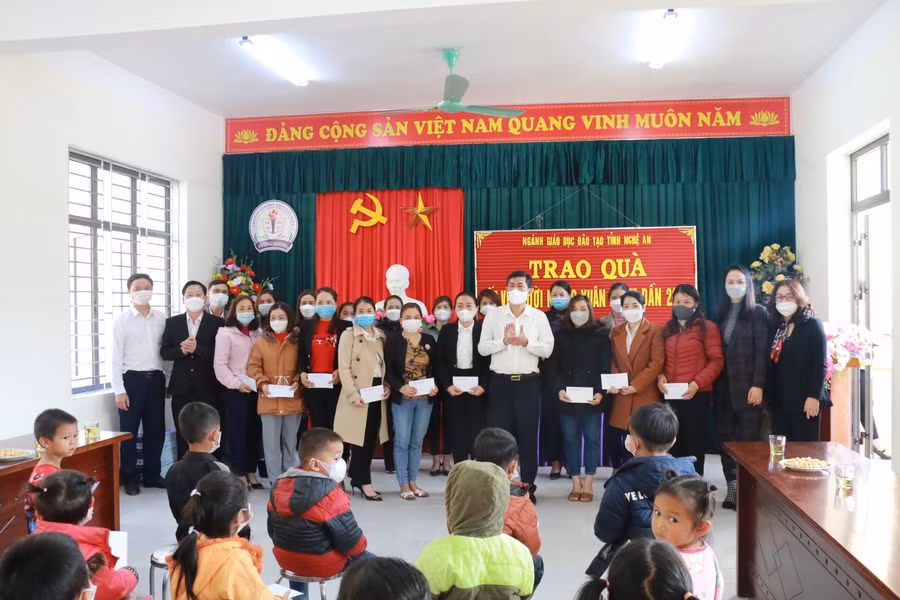 Ngành giáo dục Nghệ An trao quà tết cho giáo viên, học sinh vùng cao nhân dịp Tết nguyên đán Nhâm Dần.
