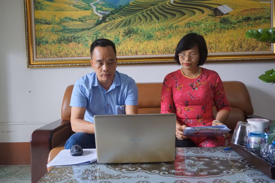 Cô Lê Thị Kiều Oanh (bên phải), Hiệu trưởng Trường THPT Thanh Nưa tham gia giao lưu trực tuyến tại điểm cầu Điện Biên