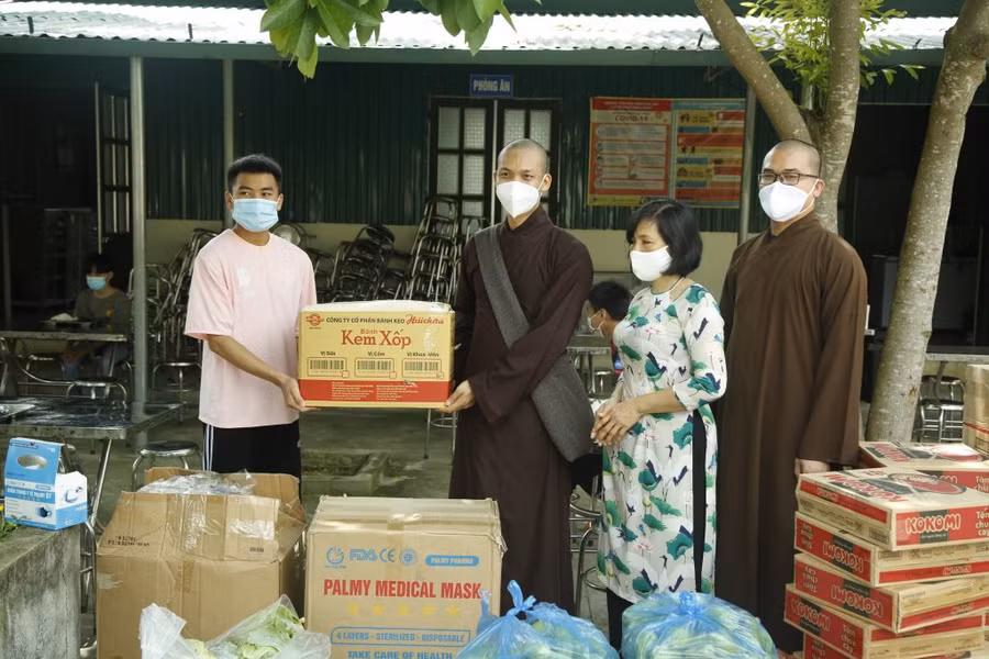 Cô Lê Kiều Oanh (thứ 2 bên phải) tiếp nhận quà từ thiện quyên góp, ủng hộ học sinh dự thi