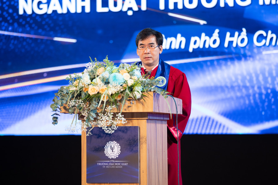 TS Lê Trường Sơn, Phó Hiệu trưởng phụ trách Trường ĐH Luật TPHCM phát biểu chúc mừng tân cử nhân. Ảnh: HCMULAW.