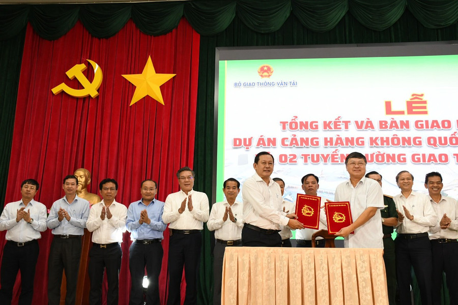 Ông Võ Tấn Đức, Quyền Chủ tịch UBND tỉnh Đồng Nai tặng bằng khen cho các cá nhân đạt thành tích trong giải phóng mặt bằng sân bay. Ảnh: Hoàng Phúc. Ông Võ Tấn Đức, Quyền Chủ tịch UBND tỉnh Đồng Nai tặng bằng khen cho các cá nhân đạt thành tích trong giải phóng mặt bằng sân bay. Ảnh: Hoàng Phúc.