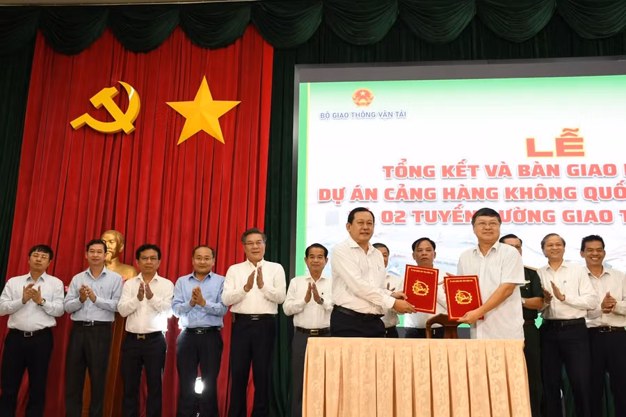 Ông Võ Tấn Đức, Quyền Chủ tịch UBND tỉnh Đồng Nai tặng bằng khen cho các cá nhân đạt thành tích trong giải phóng mặt bằng sân bay. Ảnh: Hoàng Phúc.