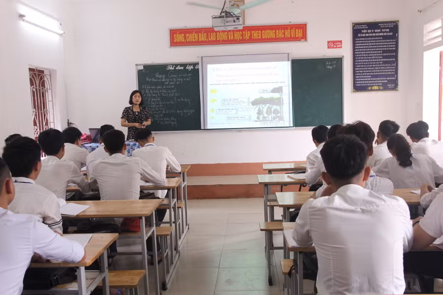 Học sinh GDTX tại Nghệ An trong giờ học văn hóa