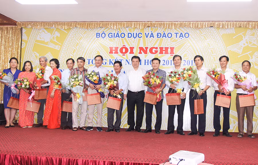 Thứ trưởng Nguyễn Hữu Độ tặng quà cho nguyên lãnh đạo Sở GD&ĐT và nguyên Trưởng phòng GDTX nghỉ chế độ