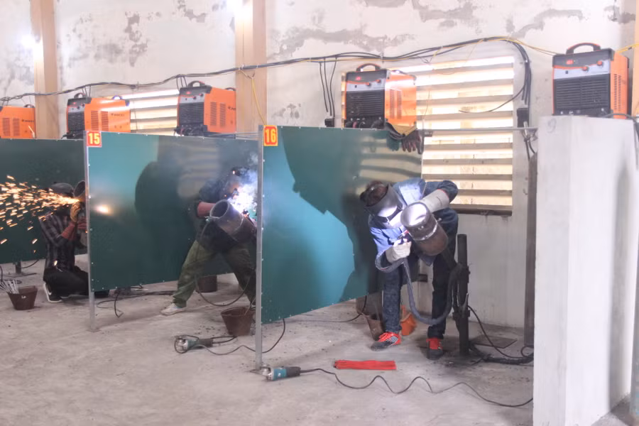 Học sinh học nghề tại Trung tâm GDTX-GDNN huyện Diễn Châu, Nghệ An