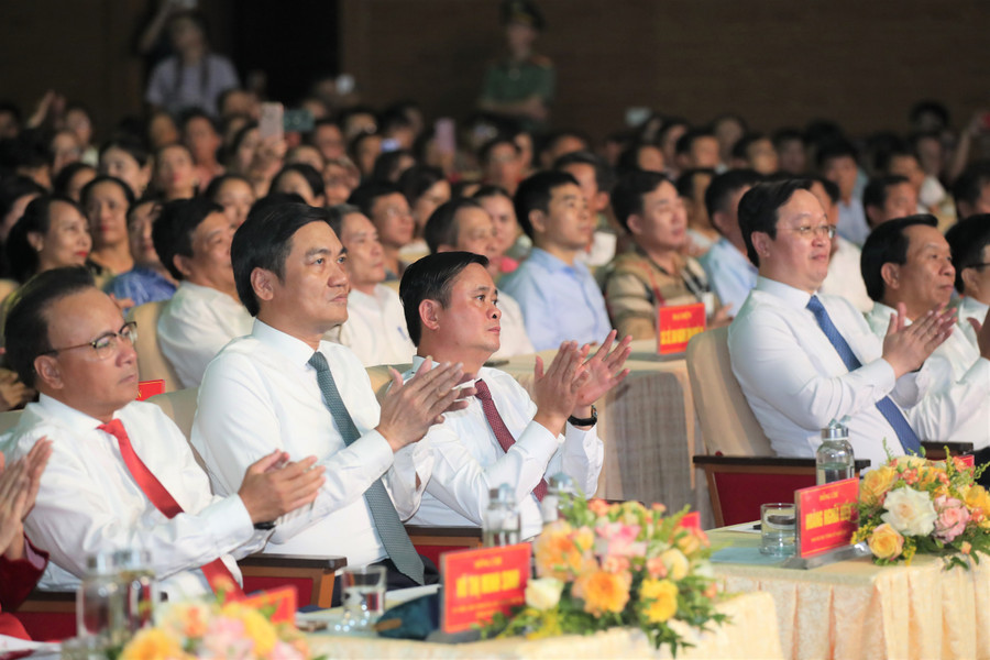 Lãnh đạo tỉnh Nghệ An tham dự lễ Tuyên dương, trao thưởng cho học sinh giỏi quốc tế, quốc gia, học sinh đạt điểm cao trong kỳ thi tốt nghiệp THPT 2023. Ảnh: Hồ Lài. Lãnh đạo tỉnh Nghệ An tham dự lễ Tuyên dương, trao thưởng cho học sinh giỏi quốc tế, quốc gia, học sinh đạt điểm cao trong kỳ thi tốt nghiệp THPT 2023. Ảnh: Hồ Lài.