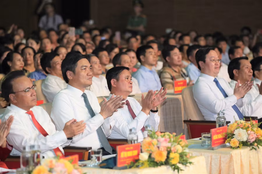 Lãnh đạo tỉnh Nghệ An tham dự lễ Tuyên dương, trao thưởng cho học sinh giỏi quốc tế, quốc gia, học sinh đạt điểm cao trong kỳ thi tốt nghiệp THPT 2023. Ảnh: Hồ Lài.