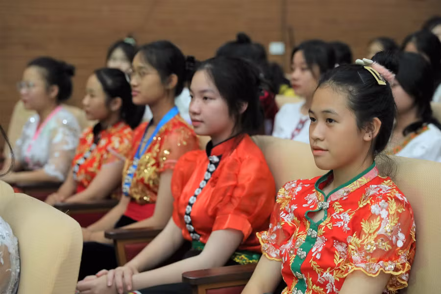 Trong số các học sinh được tuyên dương, có nhiều em đến từ vùng sâu, vùng xa đặc biệt khó khăn, học sinh là con em đồng bào dân tộc thiểu số. Ảnh: Hồ Lài.