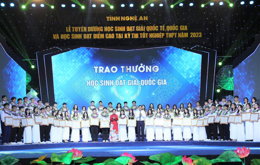 Ông Hoàng Nghĩa Hiếu - Phó Bí thư Tỉnh ủy và bà Võ Thị Minh Sinh - Chủ tịch UB Mặt trận Tổ quốc tỉnh Nghệ An trao bằng khen cho học sinh đạt giải quốc gia năm 2023. Ảnh: Hồ Lài. Ông Hoàng Nghĩa Hiếu - Phó Bí thư Tỉnh ủy và bà Võ Thị Minh Sinh - Chủ tịch UB Mặt trận Tổ quốc tỉnh Nghệ An trao bằng khen cho học sinh đạt giải quốc gia năm 2023. Ảnh: Hồ Lài.