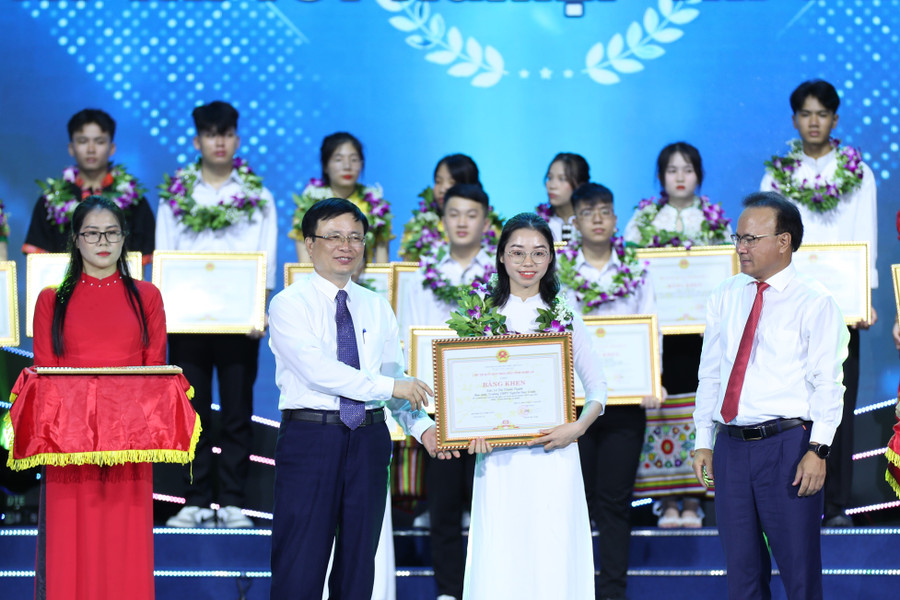 Trao bằng khen cho học sinh đạt điểm cao tại kỳ thi tốt nghiệp THPT theo tổ hợp các môn. Ảnh: Hồ Lài. Trao bằng khen cho học sinh đạt điểm cao tại kỳ thi tốt nghiệp THPT theo tổ hợp các môn. Ảnh: Hồ Lài.