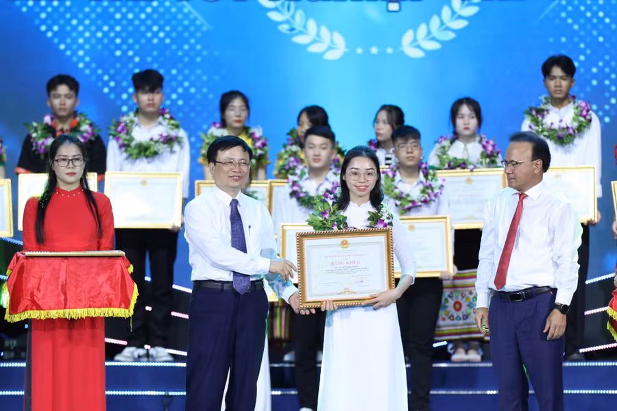 Trao bằng khen cho học sinh đạt điểm cao tại kỳ thi tốt nghiệp THPT theo tổ hợp các môn. Ảnh: Hồ Lài.