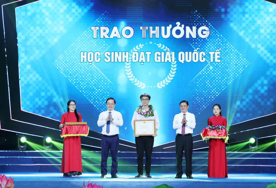 Lãnh đạo tỉnh Nghệ An trao bằng khen và phần thưởng cho em Mai Văn Đức (HS Trường THPT chuyên Phan Bội Châu) đạt Huy chương Bạc Olympic Hóa học Quốc tế. Lãnh đạo tỉnh Nghệ An trao bằng khen và phần thưởng cho em Mai Văn Đức (HS Trường THPT chuyên Phan Bội Châu) đạt Huy chương Bạc Olympic Hóa học Quốc tế.