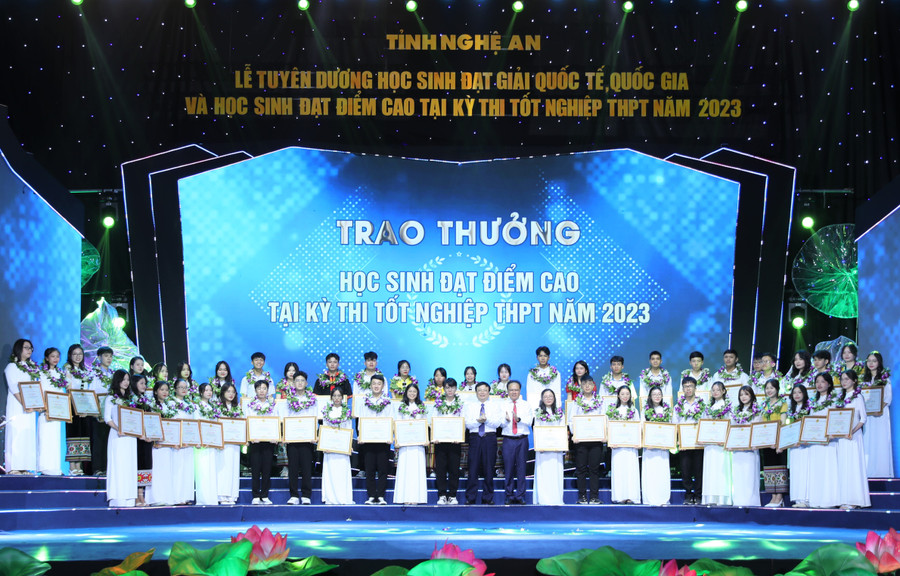 Đây là năm thứ 14 tỉnh Nghệ An tổ chức lễ tuyên dương học sinh đạt giải quốc tế, quốc gia, học sinh đạt điểm cao trong kỳ thi tốt nghiệp THPT. Ảnh: Hồ Lài. Đây là năm thứ 14 tỉnh Nghệ An tổ chức lễ tuyên dương học sinh đạt giải quốc tế, quốc gia, học sinh đạt điểm cao trong kỳ thi tốt nghiệp THPT. Ảnh: Hồ Lài.