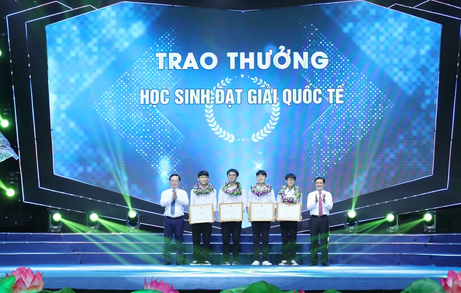 Ông Thái Thanh Quý - Bí thư Tỉnh ủy và ông Nguyễn Đức Trung - Chủ tịch UBND tỉnh Nghệ An trao Bằng khen cho 4 học sinh đạt huy chương các kỳ thi Olympic quốc tế năm 2023. Ảnh: Hồ Lài.